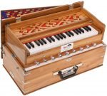 Teak Wood Safri Harmonium- 3½ Octave By Kaayna Musicals-Portable, Traveler, Baja, 9 Stops- 4 Drone, Bass/Male Reeds, Gig Bag, Tuning: 440Hz, For Yoga, Bhajan, Kirtan, Mantra, Vocal