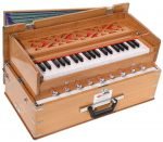 Safri Harmonium- 3½ Octave By Kaayna Musicals-Portable, Traveler, Baja, 9 Stops- 4 Drone, Bass/Male Reeds, Teak Color, Gig Bag, Tuning: 440Hz, For Yoga, Bhajan, Kirtan, Mantra, Vocal