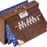 Shruti Box Teak Wood Size (16″ X 12″ X 3″) Inches- 440 Hz, Gig Bag, Natural Color, Key- C To C (Lower Tone), Surpeti, Yoga, Bhajan, Kirtan, Mantra, Drone, Vocal
